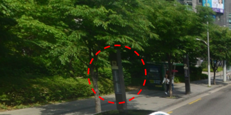 약 100m 직진하여 버스 정류소에 도착 후, 첫 번째 기둥 앞에서 마을버스 13번 버스에 승차합니다.