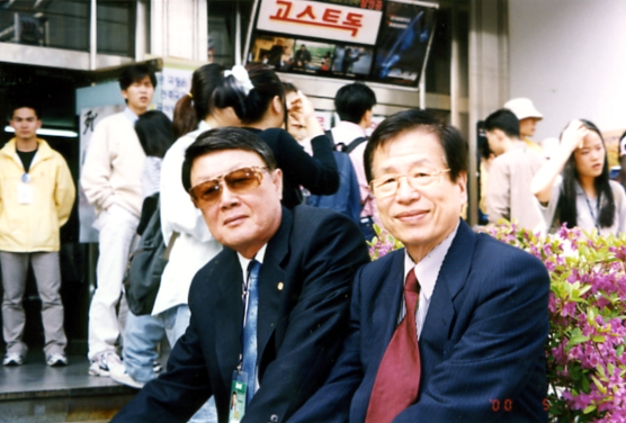 차범석 선생의 대표작 ″산불″을 영화로 만든후 친교가 시작되어 ″화조″도 영화화되었다. 1981년 청주대 연극영화학과에서 영화와 연극강의를 하는 교수로 함께 임명되어 근무하였다. 그후도 연극과영화예술에 대한 인식을 함께하면서 가까운 사이로 지내고 있다. 어느날 S극장앞에서(1995)