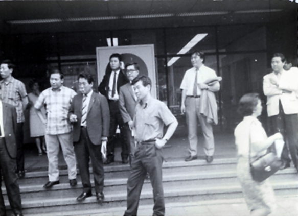 1968년 7월 도쿄근대미술관주최 한국현대회화전을 개최하고 (도쿄근대미술관, 일본) 왼쪽부터 이우환, 박서보, 김수근, 김종학, 한사람건너 윤명로, 권옥연 한사람건너 변종하