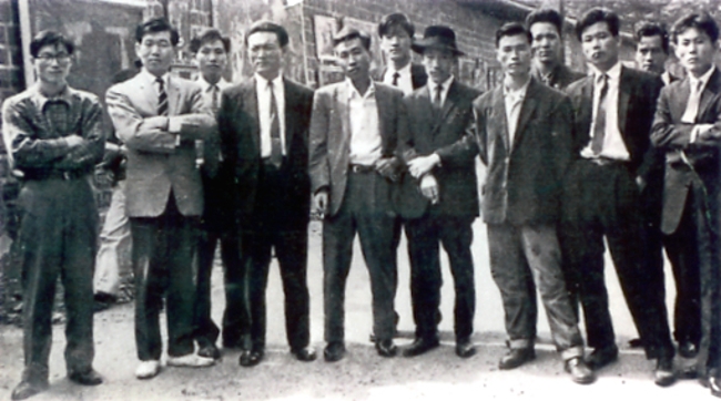 1960년 10월 60년미술가협회창립전에서(회원들과 함께) 덕수궁 북측 담벽, 왼쪽에서 두번째가 윤명로