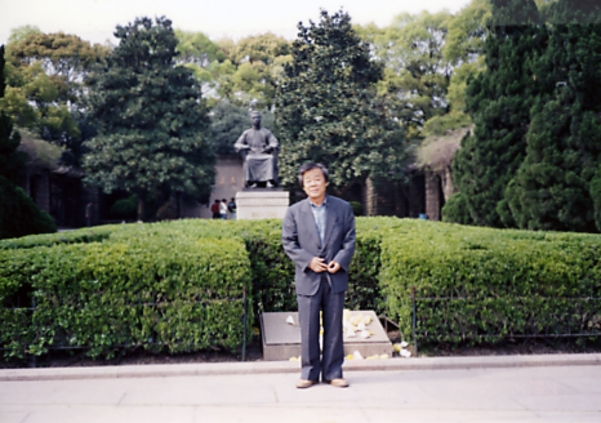 상하이 루신상 앞에서