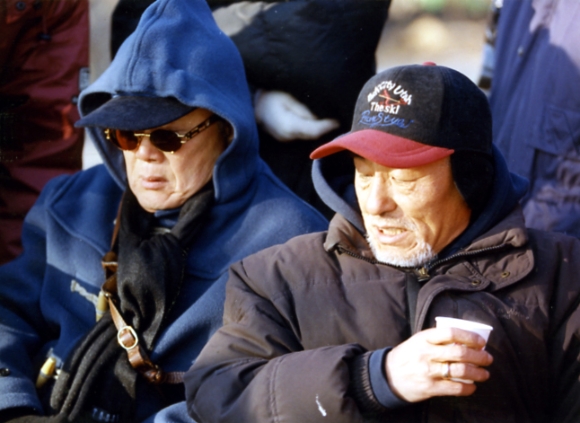 그와의 마지막 작품 <침향>을 로케한 대흥사에서<1996년 겨울>

<1976~1996> 정일성은 아래와 같은 나의 작품을 촬영하였음
○ 가위 바위 보
○ 사랑의 조건
○ 망명의 늪
○ 저녁에 우는 새
○ 화려한 외출
○ 만추
○ 피에로와 국화
○ 사랑의 묵시록
○ 침향
^ 그는 영상미를 드라마와 동격으로 치중했고 영화의 생명은 기술적인 완성도에 있다고 주장했다.
^ 촬영현장을 누비다가 어느덧 인생의 마루턱에 서게 되었다.