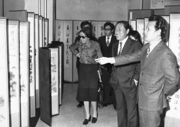<생의 한가운데> 독일 루이제 린저 작가 내한시 함께 서예발표전 관람하는 모습 1975년